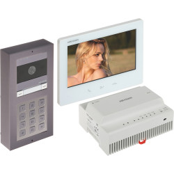 ชุดวิดีโออินเตอร์คอม IP 2 สาย 7 นิ้ว WiFi Full HD พร้อมจอภาพ สถานีประตู แผงปุ่มกด และกล่องติดตั้งแบบติดผนัง Hikvision DS-KIS704E